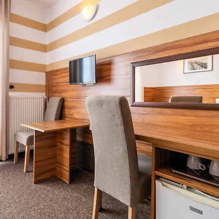 Max - - - Restauracja - Basen Holiday park *