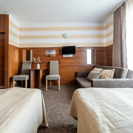 Max - - - Restauracja - Basen Holiday park