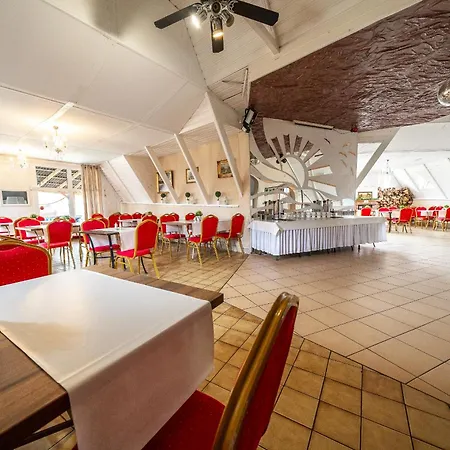 Max - - - Restauracja - Basen