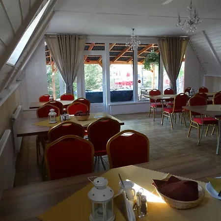 Kompleks wypoczynkowy Max - - - Restauracja - Basen *