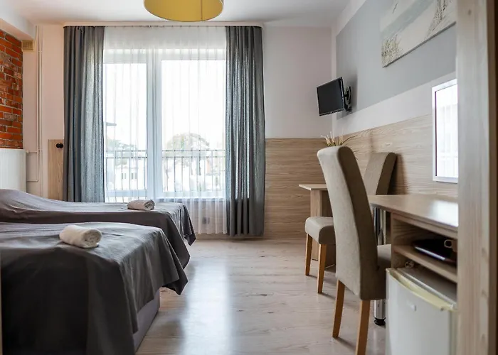 Max - - - Restauracja - Basen * ミエルノ